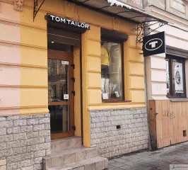 Вивіска з об'ємних літер, фронтальна підсвітка. Матеріали: акрил молочний. Кріплення на рамі у фрамугу входу. Вивіска може бути погодженна у межах історичного середовища. Вивіска торцева - касетон, підсвітка в прорізь.