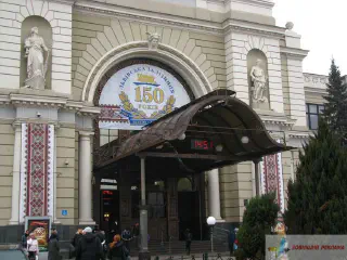 Реклама і офомлення Львівського вокзалу до святкування 150 років залізниці.