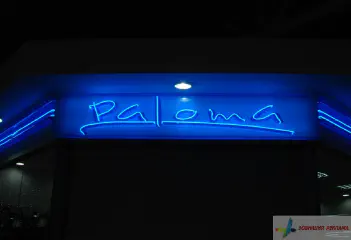 Неонова вивіска Paloma.