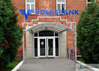 Вивіски відділень Фольксбанку.