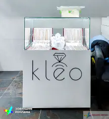 Брендування виставкового стелажу для ювелірних прикрас