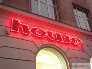 Неонова вивіска House.