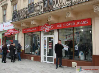 Вивіска магазину Лі Купер Джинс.
