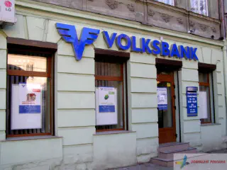 Вивіски відділень Фольксбанку.