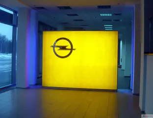 Внутрішня реклама. Стела Opel автосалон Галичина авто.