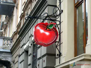 Торцева вивіска з неоном.