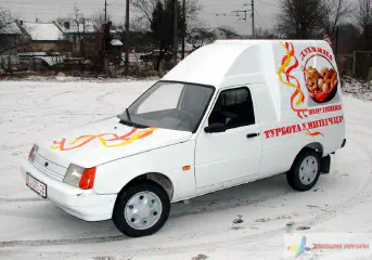 Оформлення рекламою машини, обклейка плівкою.