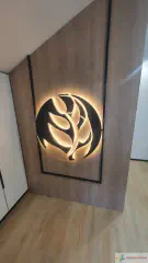 Світловий декор логотип у інтер'єр з контражурною підсвіткою золотого тону. Зовнішня реклама