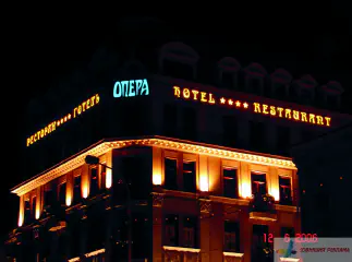 Вивіска готелю Опера, м.Львів. Об'ємні букви, підсвітка неон.