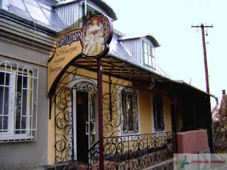 Вивіска і дашок магазину Грація.