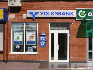 Вивіски відділень Фольксбанку.