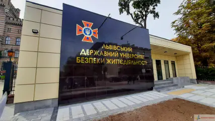 Оздоблення вхідної групи для Міністерства оборони. Матеріал: основа - золотий композит, виклейка - плівка RITRAMA