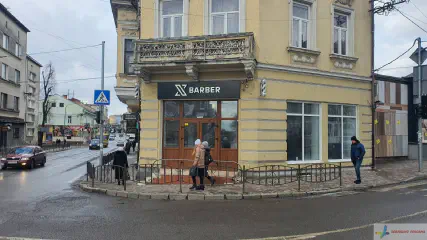 Світловий касетон, вивіска для барбершопу. Виготовлення і погодження зовнішньої реклами у Львові.