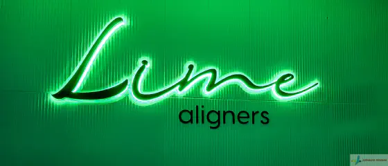 Вивіска з імітацією неону у інтер'єрі.