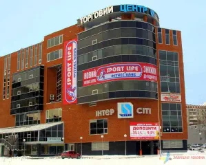 Виклейка на вітрину. Реклама фітнес клубу Sport life.