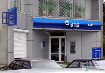 Вивіски банку ВТБ.