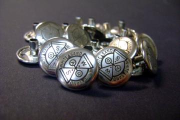 Гравірування швейної фурнітури - гудзиків, замків, брелоків