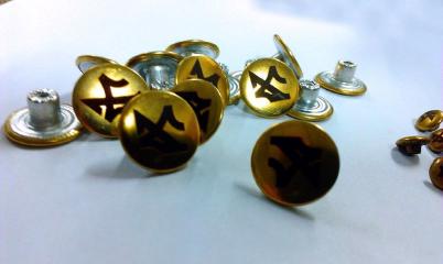 Гравірування швейної фурнітури - гудзиків, замків, брелоків