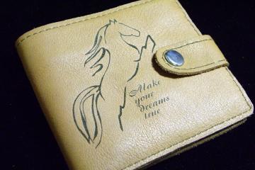 Лазерна різка та гравірування тканин, джинсу, шкіри та шкірзамінників