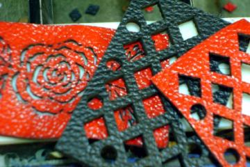 Лазерна різка та гравірування тканин, джинсу, шкіри та шкірзамінників