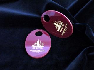 Лазерна різка та гравірування гардеробних номерків