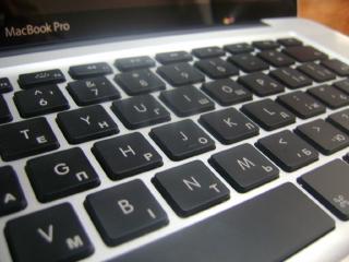 Професійне лазерне маркування кирилиці та шрифтів на клавіатурах ноутбуків та телефонів