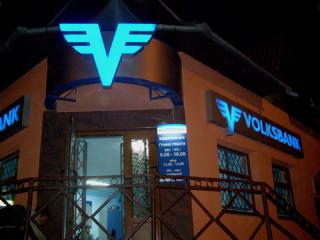 Накладні літери і молочна акрилова підложка кріпляться до композитного коробу різьбовим з'єднанням