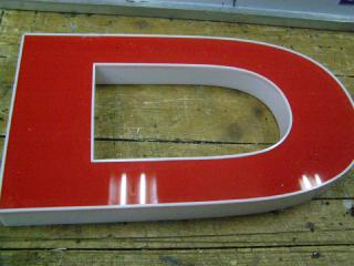 Композитний короб з об'ємними літерами